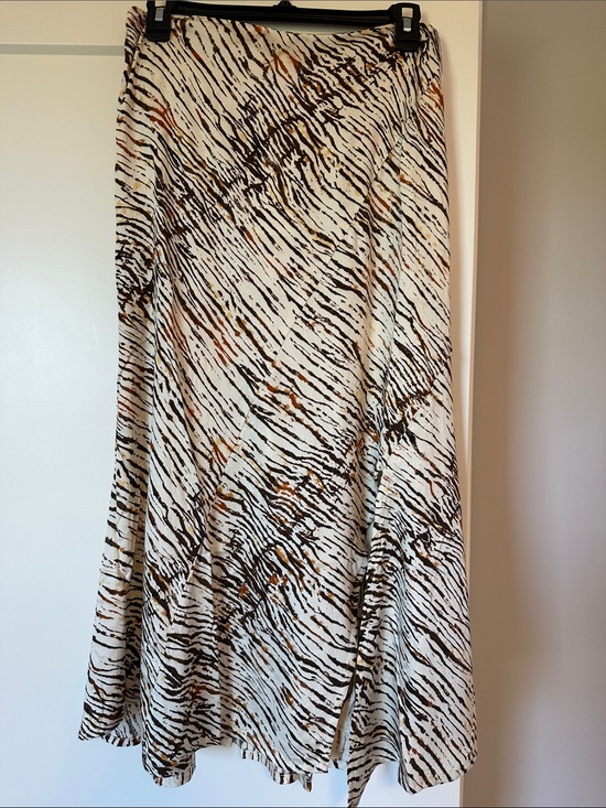 Elan Dresses & Skirts - Elan neutral Sahara midi skirt side zip  with slit